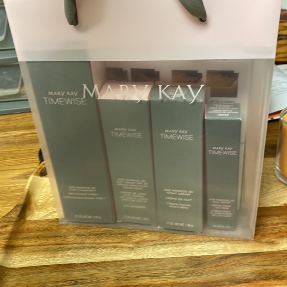 May Kay TimeWise Miracle Set 3D (Normal to Dry)! 😍💓 - Picture 2 of 4